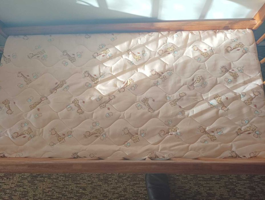 Бебешка дървена кошара, нов. матрак.