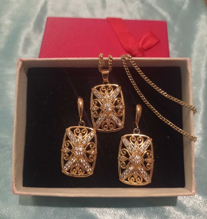 Шикарный комплект украшений с Позолотой качество и красота исполнения