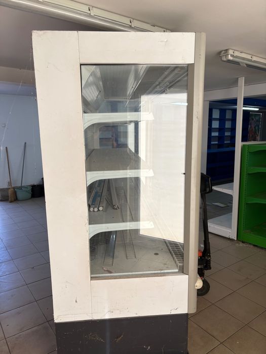 Продава се хладилна ветрина за колбаси,млека и други и метални стилажи