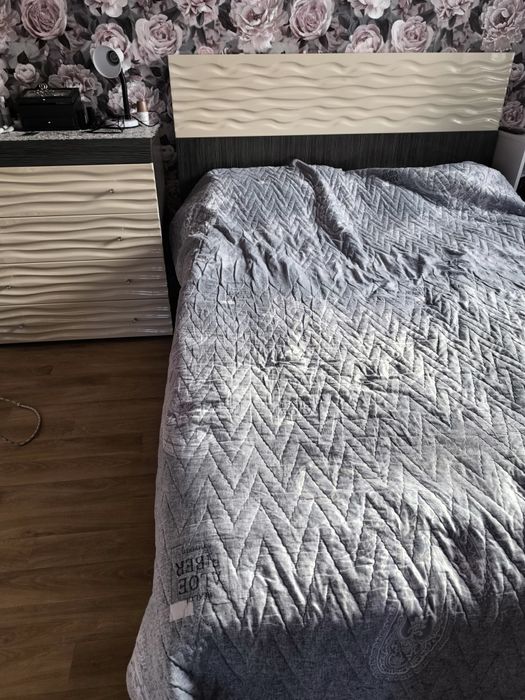 Кровать с матрасом Ascona и комодом.