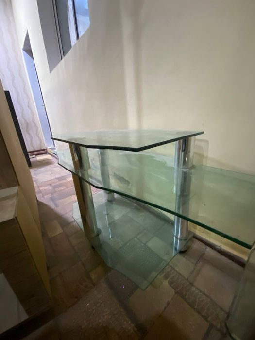 Televizor va stol sotiladi