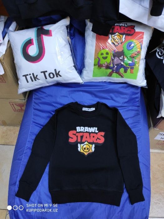 Детские свитшоты (черного цвета) и футболки (белого и черного цвета)