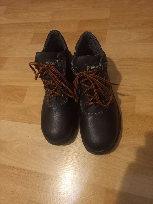 Vînd bocanci de protecție