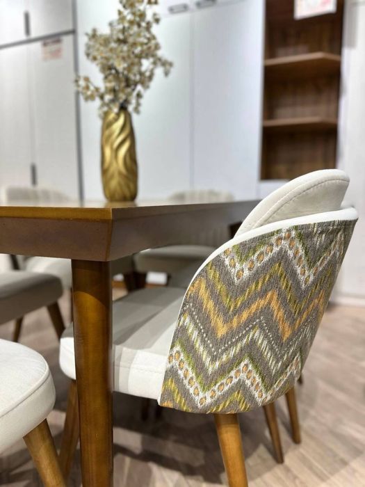 Стол стулья для гостиной и для кухни