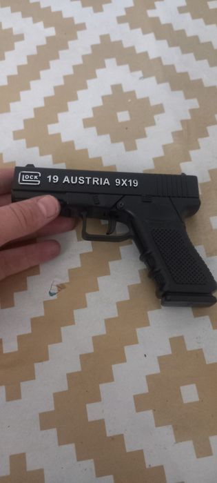 Два пистолета игрушечных