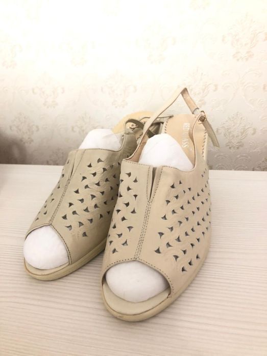 Продам босоножки на танкетке.