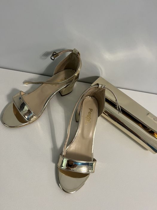 Златни сандали на ток и златна чанта