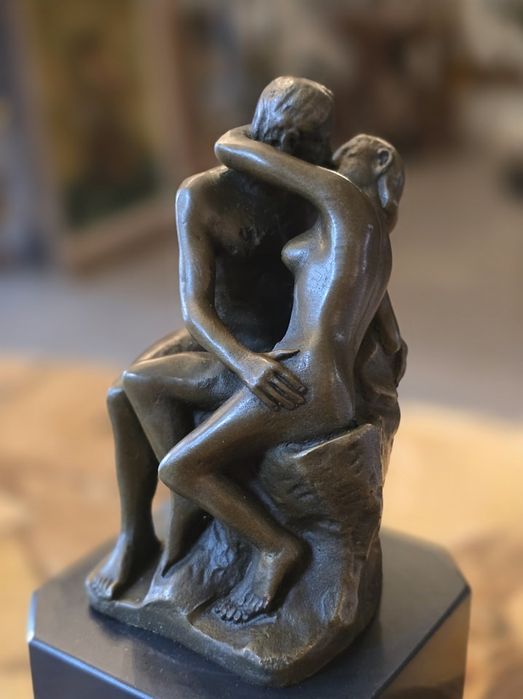 Statueta ,,sarutul” bronz pe soclu de marmura