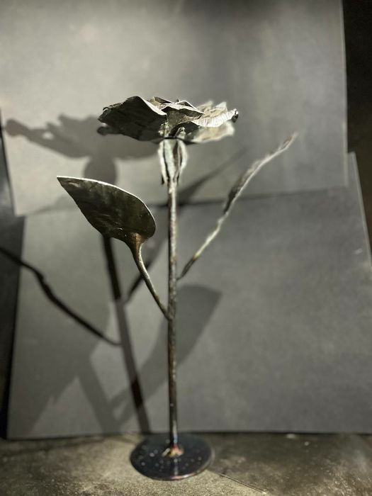 Кованая роза на подставке