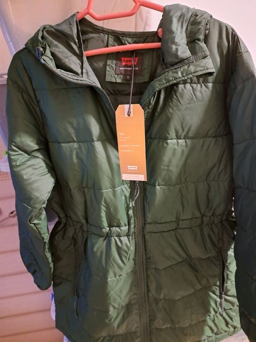 Geaca Levis noua, cu eticheta