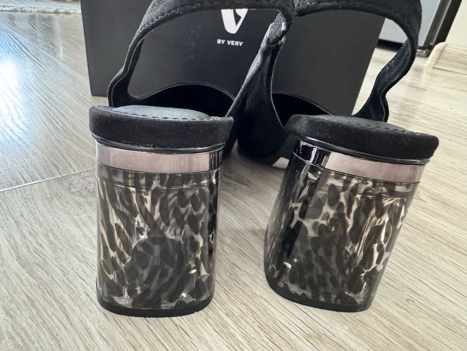 Черни Дамски обувки с интересен ток