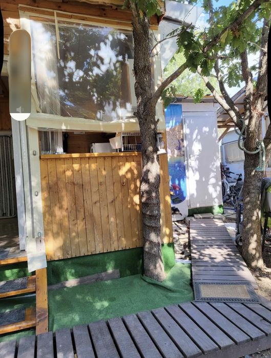 Продавам напълно оборудвана каравана с парко място.