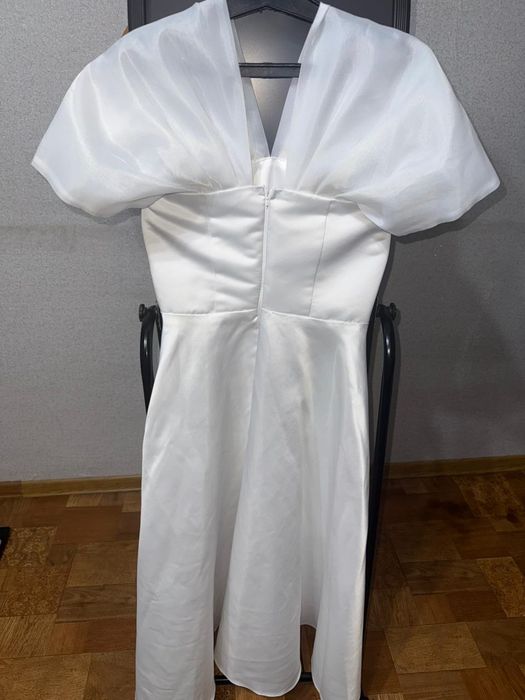 Продам красивое белое платье.