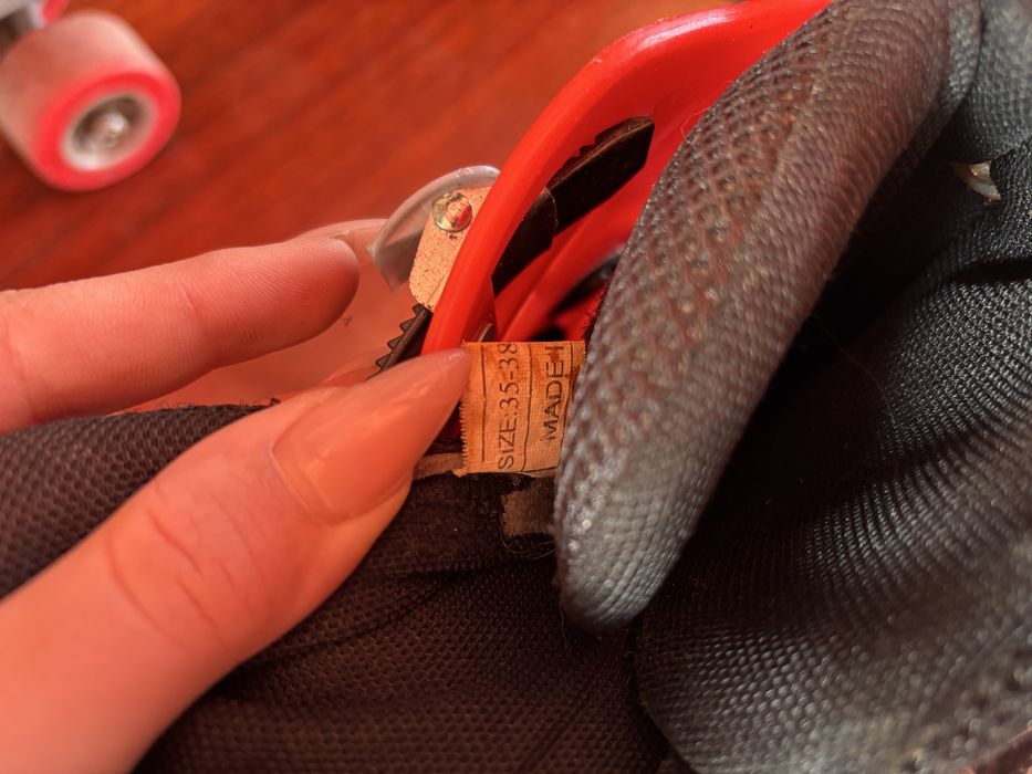 Червени кънки.