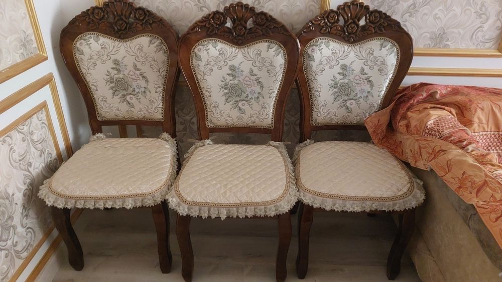 Стулья, стол в отличном состоянии