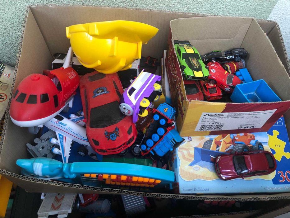 Различни играчки, колички