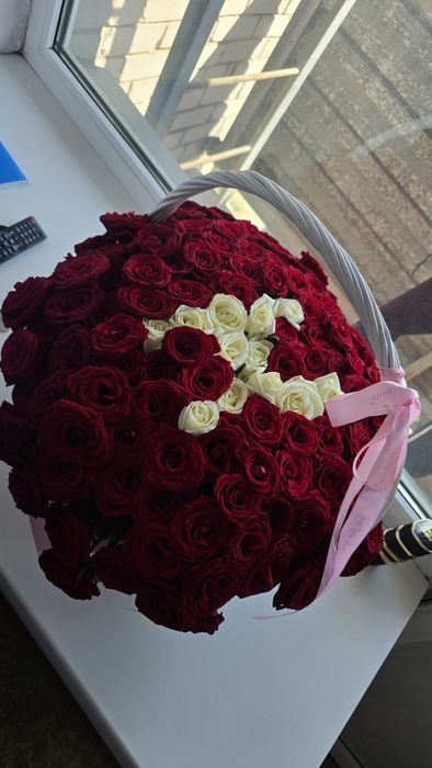 Продам 151 розу в корзине свежие очень