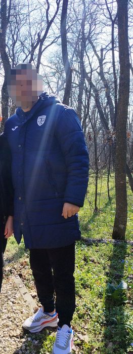 Geaca de iarna albastra cu gluga,cu sigla echipei de fotbal a Romaniei