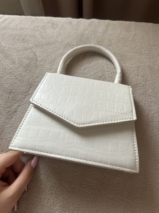 Стилна бяла чанта с регулируема се дръжка