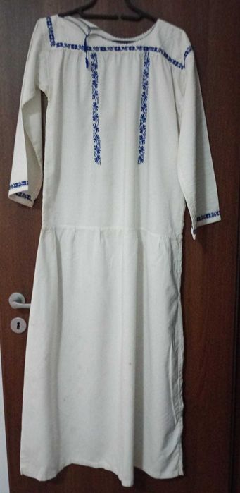 Rochie / ie traditionala romaneasca din Oltenia, veche, originala, tesatura din bumbac cu broderie, avand in jur de 100 ani