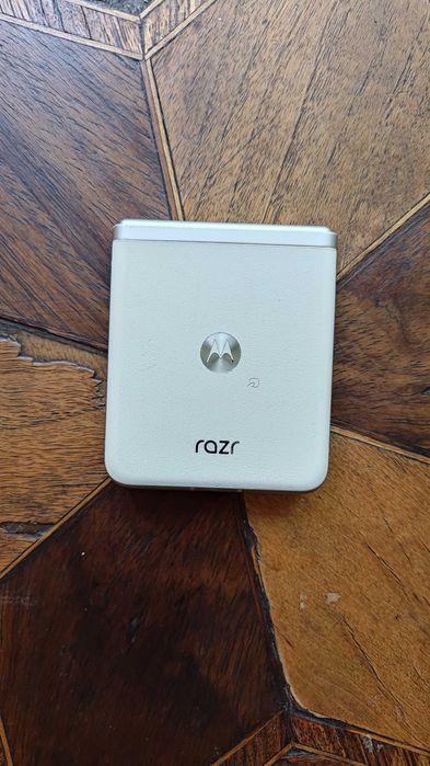 Motorola Razr 40 Vanilla Cream ЗА ЧАСТИ – Здрава платка и корпус / Повреден основен екран