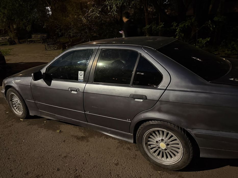 Автомобиль бмв 318і