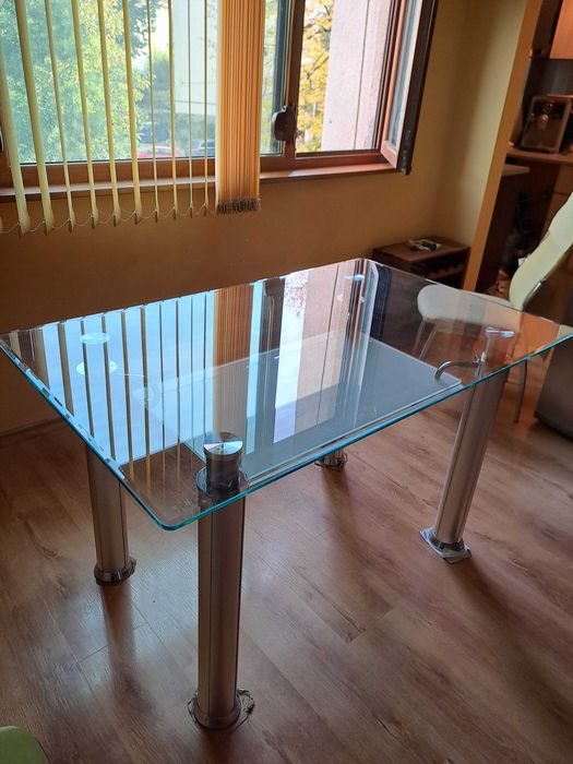 Трапезна  маса стъклена