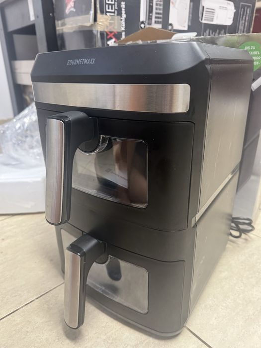 friteuza cu aer cald Gourmetmaxx FryUp XL cu design vertical și cameră dublă, având o capacitate totală de 12 litri.