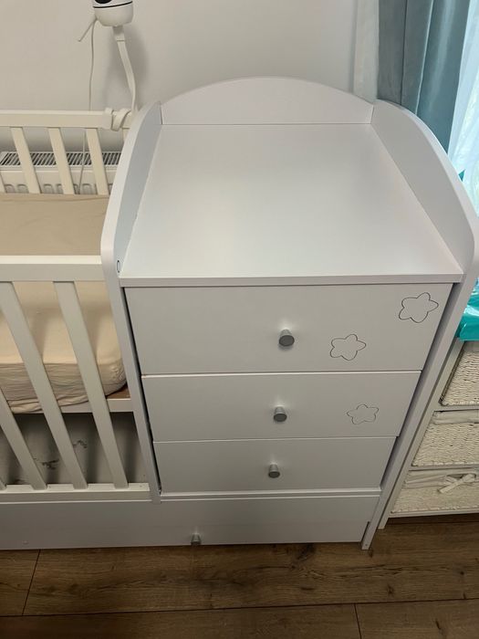 Vand patut bebe cu partea de infasat, cu tot cu saltea