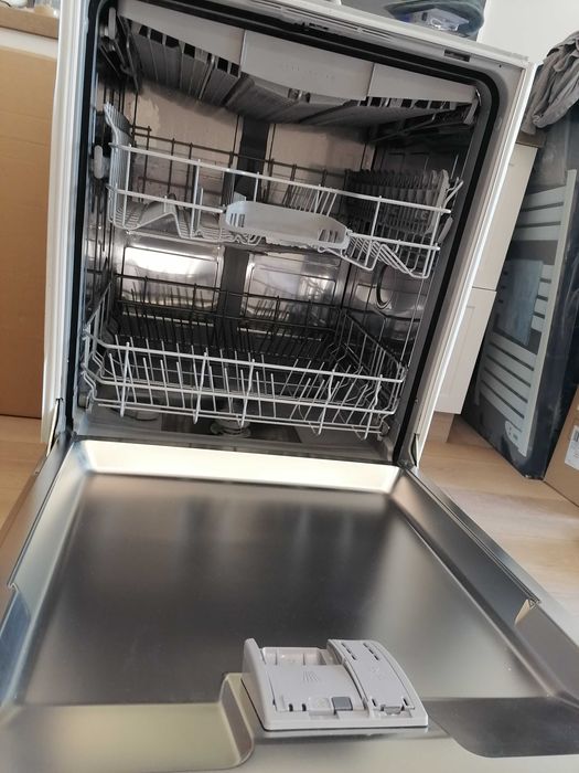 Продава се чисто нова съдомиялна Bosch, но явно с фабричен дефект!