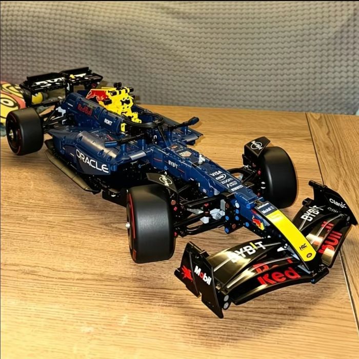 Конструктор лего Формула-1 Red Bull, подарок на Новый год.