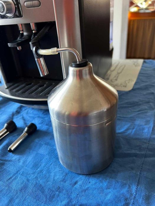 Vand expresor de cafea Krups in stae perfecta de functionare.