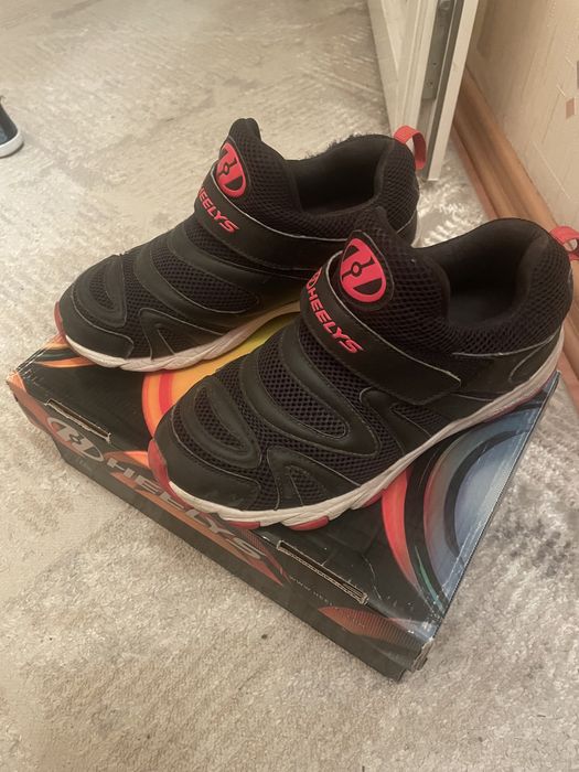 Кроссовки разные