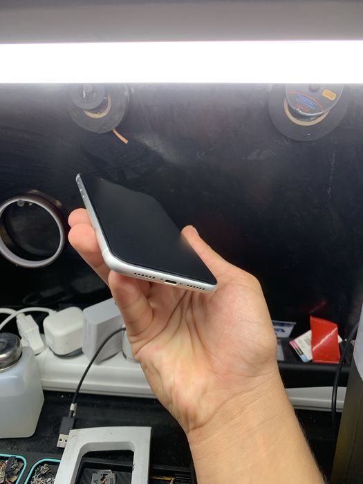 iphone xr.  64.  radnoy