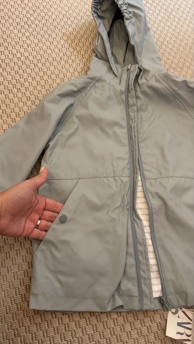 Geaca impermeabila 4-5 ani, zara NOU