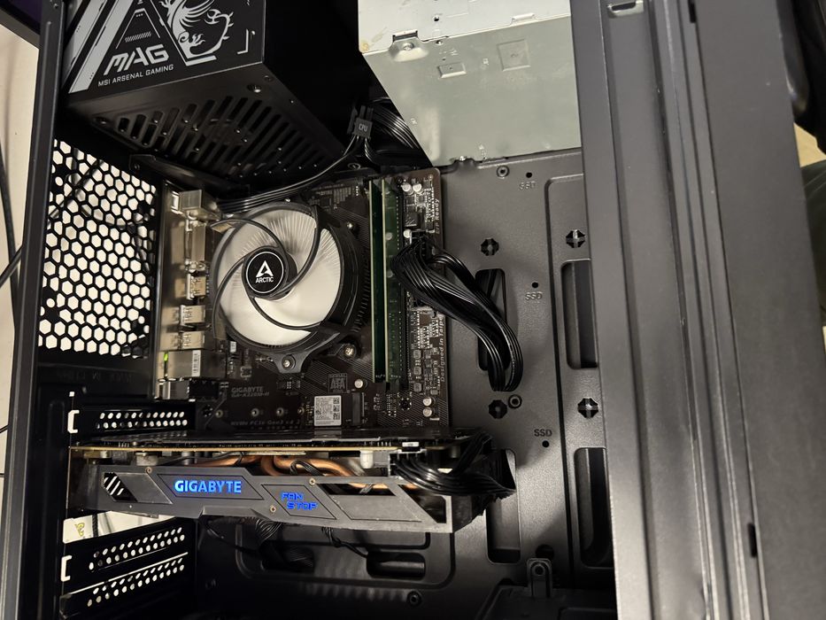 Геймърски компютър Ryzen 5 2400GE/RX580 8GB / 16GB DDR4 /NVMe 240GB