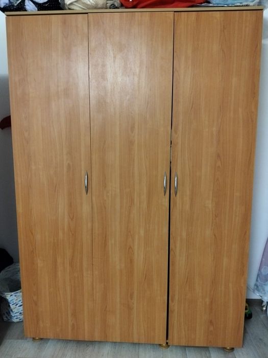 Продам шифонер,цвет орех ,3 х створчатый очень вместительный, один хоз
