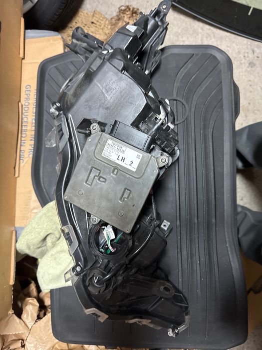 Фар за Toyota Rav4