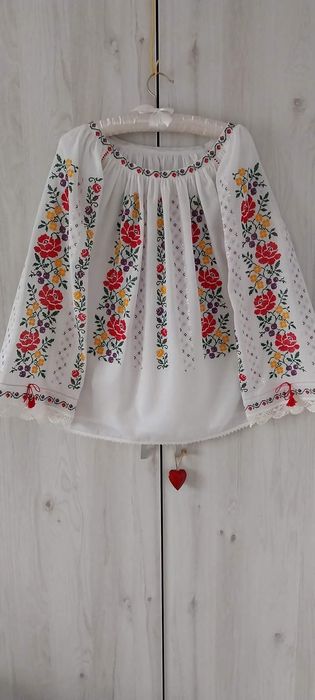 Realizez costume populare cusute manual.