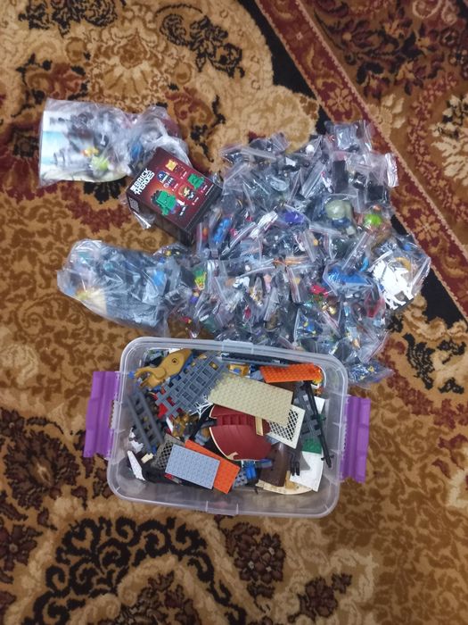 Лего 170 фигурок и 6 наборов и коробка деталей аналог