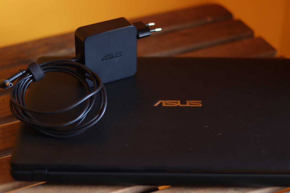 Лаптоп Asus X552L с лицензирана Windows 10 Pro ОС