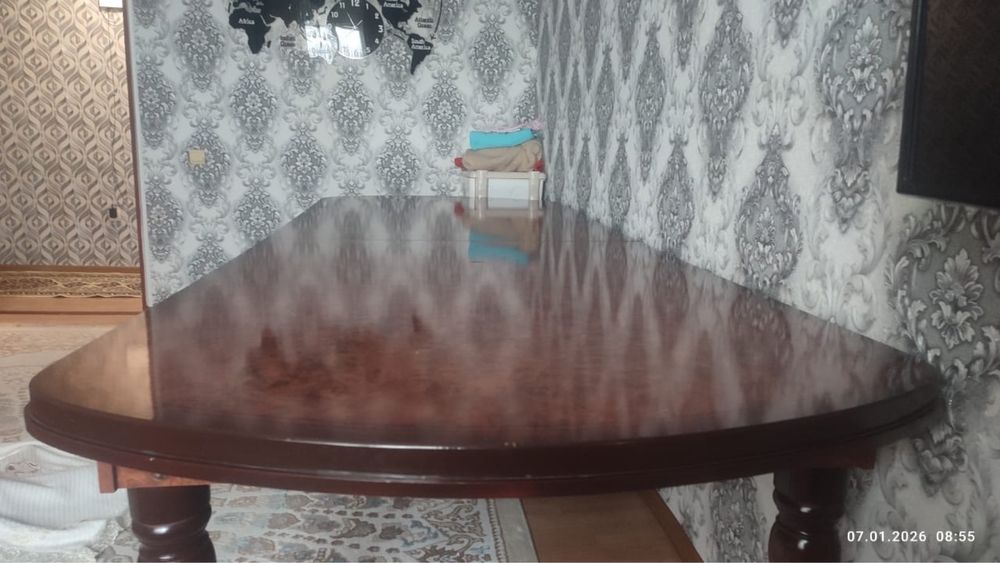 Қатты ағаштан жасалған стол