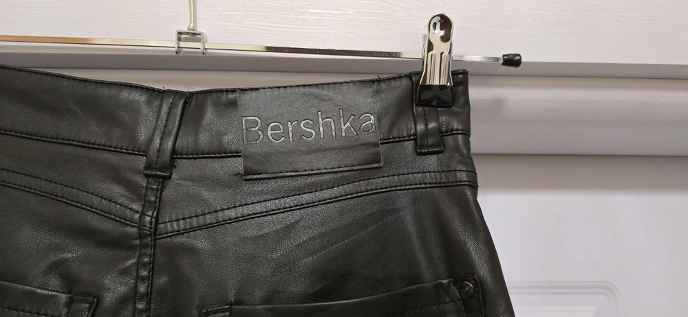 Нов. Дамски оригинален панталон кожен.  BERSKA