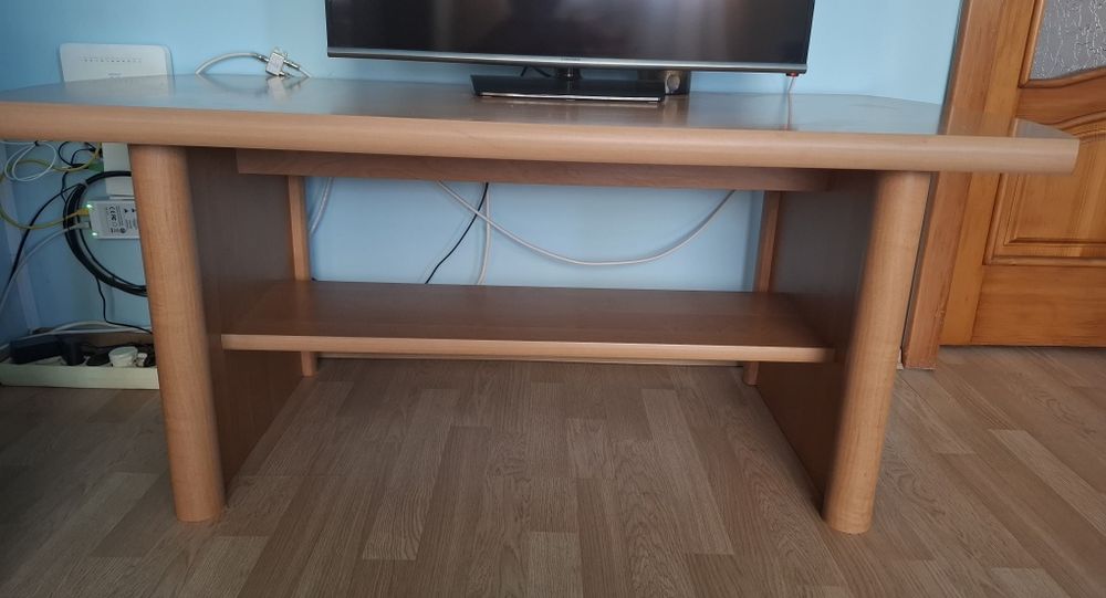 Masa cafea/tv. Dimensiuni: lungime 130 cm, latime 60 cm, inaltime 55 cm. Stare foarte buna.