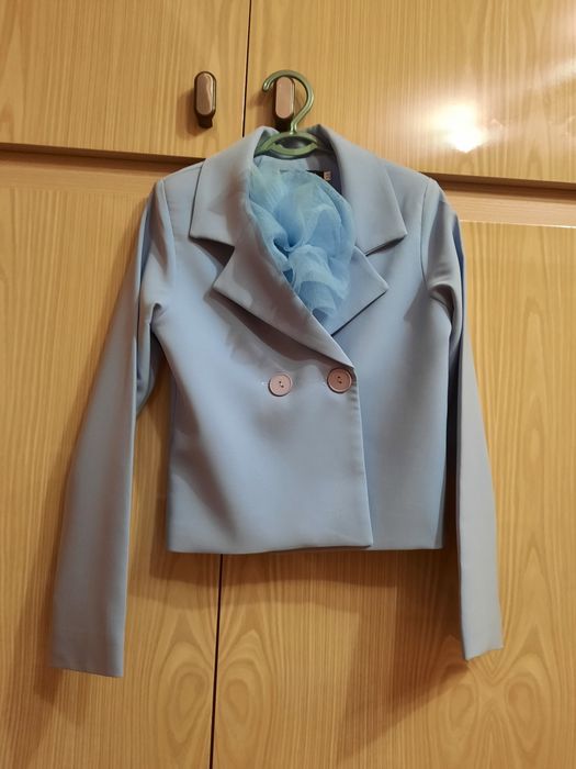 Продаётся  костюм  светло голубого цвета,размер 38 пошито фирмой AYLIN