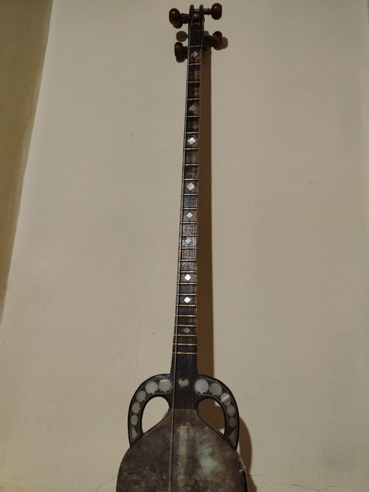 Qashqar rubobi sotiladi