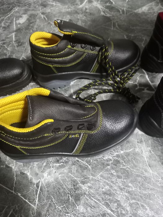 Продаются НОВЫЕ БОТИНКИ 39рр