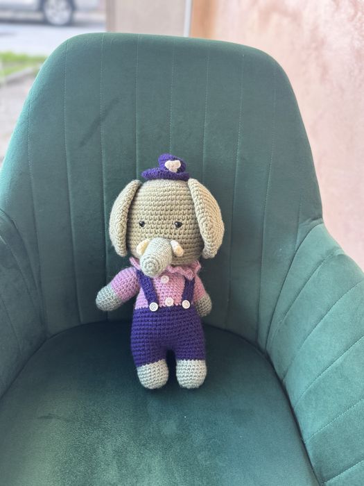 Ръчно плетена играчка слонче