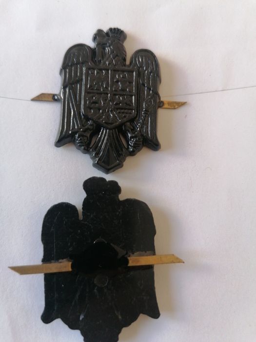 Capelă cu stema, stemă și capelă