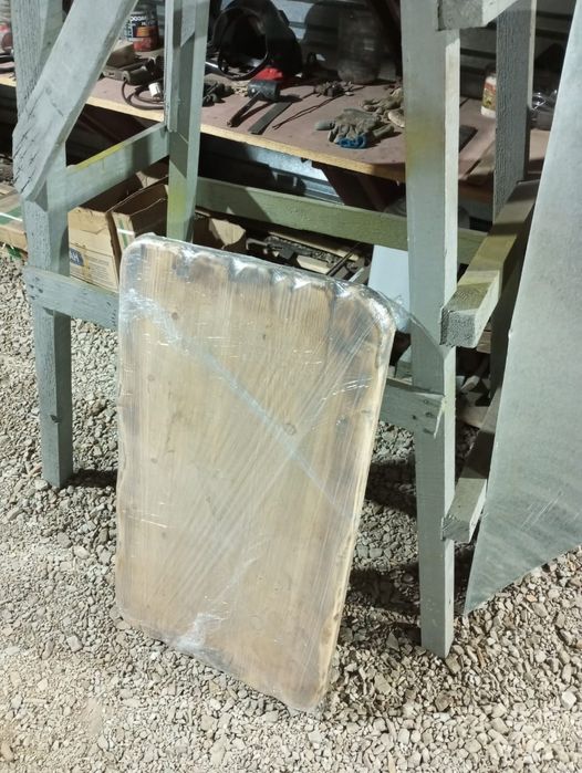 Декоративный деревянный стол